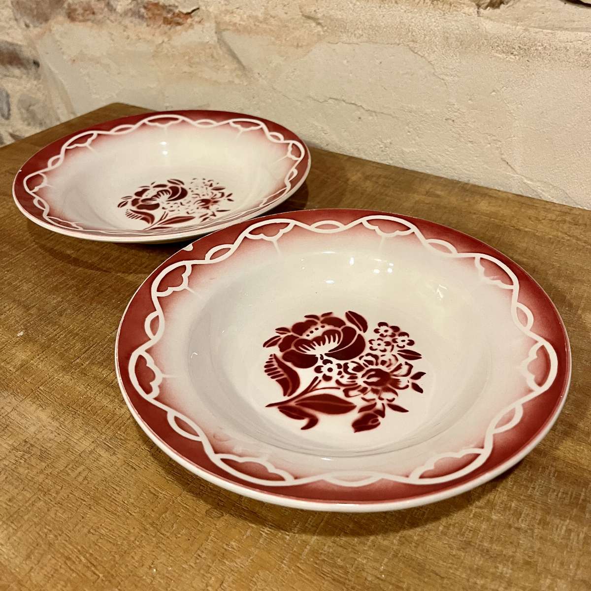 Commandez Notre Lots De Deux Assiettes Creuses Motifs Fleurs Rouges