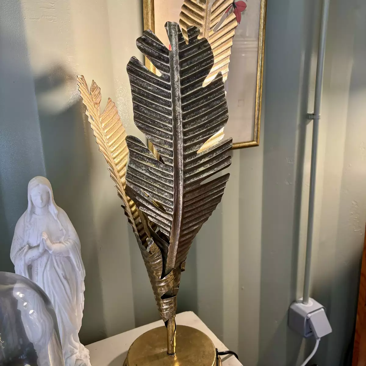 Lampe métallique, feuilles de palmiers