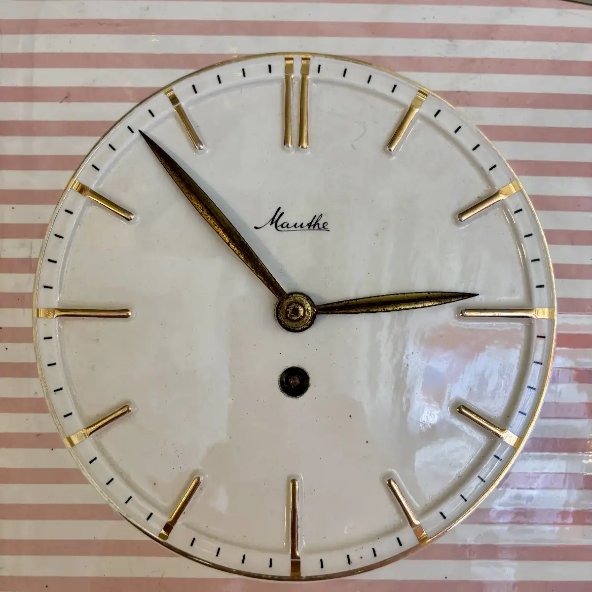 Ancienne horloge en céramique